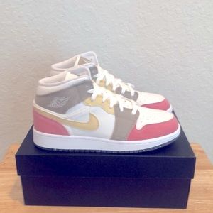 💖🤍NIKE AIR JORDAN 1 MID SE SNEAKERS🤍💖